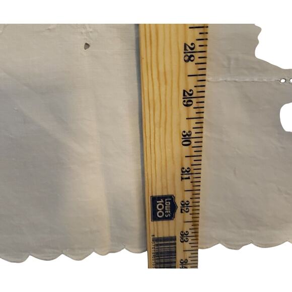 VINTAGE WHITE TABLECLOTH TOPPER 33" SQUARE EMBROIDERED SCALLOPED EYELET ESTATE - Picture 10 of 12
